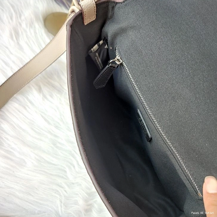 Vintage HOT In Leather Medium Baguette Cuoio Beige Romano Fendi Messenger 0820